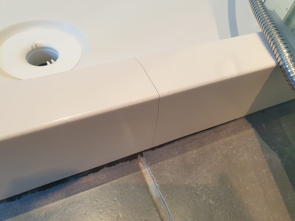 BATHROOM-SHOWER-TRAY-BATH-CRACK-CHIP-REPAIR-BEFORE